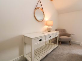 A living room with a console table and lamp at Isfryn in 