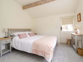 A bedroom with a bed and bedside tables at Isfryn