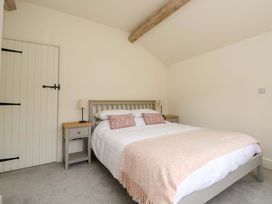 A bedroom with a bed and bedside tables at Isfryn 