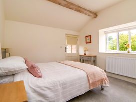A bedroom with a bed and lamp at Isfryn in 