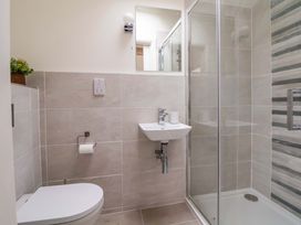A bathroom with a shower, sink, and toilet at Isfryn 