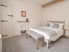 A bedroom with a bed and bedside tables at Isfryn
