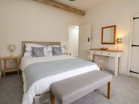 A bedroom with a bed, nightstand and dresser at Isfryn 