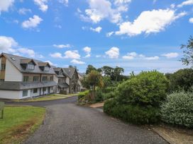 A view of residential houses and gardens at 2 Court Cottage in Dartmouth