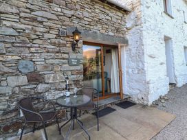 An outdoor seating area with a table and chairs at Wren's Nest in Thornthwaite near Braithwaite
