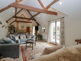 A living room with a sofa and coffee table at Cottage - 1 bedroom in Broadway