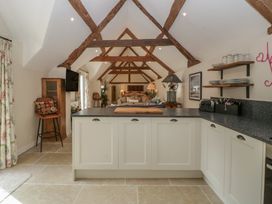 A kitchen with a kitchen island and sofa at Cottage - 1 bedroom Broadway