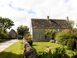 A house with garden and stone wall at Stable Cottage in Lechlade-On-Thames