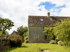 A house with garden and trees at Stable Cottage in Lechlade-On-Thames