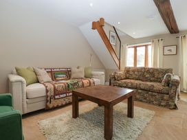 A living room with sofas and a coffee table at Stable Cottage Broadway