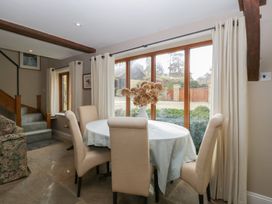 A dining room with a table and chairs at Stable Cottage in Broadway