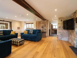 A living room with sofas and a television at Heathmoor in Horrabridge