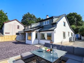 An outdoor seating area with a table and refreshments at Heathmoor in Horrabridge