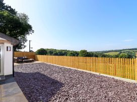 A garden with gravel and fence at Heathmoor in Horrabridge