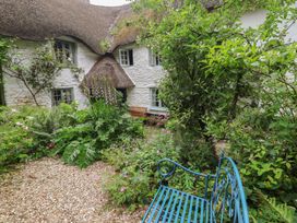 A garden with a bench and plants at 3 Cumberland Cottages Ringmore