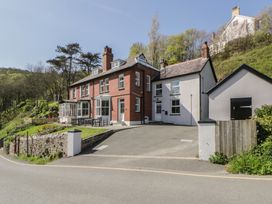 A house with windows and a driveway at Brynmorfa Llandysul