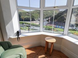 A living room with a window seating and a table at Brynmorfa in Llandysul