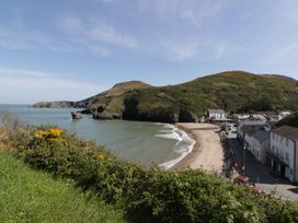 A beach with houses and hills at Brynmorfa in Llandysul