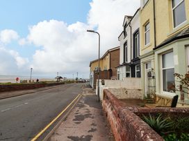 A street with houses and a view of the sea at 2 The Crescent