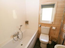 A bathroom with a bathtub and toilet at Dovestone Luxury Lodges (sleeps 6) - pet free, Greenfield