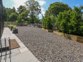 A garden with gravel and planters at Y Cwt in Moelfre