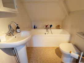 A bathroom with a sink, bathtub, and toilet at Natterjacks in Syderstone