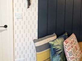 A living room with pillows on a bench at La Bastille in Maenclochog