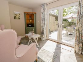 A living room with a table and chairs at La Bastille in Maenclochog