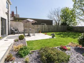 A garden with a patio table and chairs at La Bastille in Maenclochog