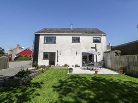 A house with a garden and patio furniture at La Bastille in Maenclochog