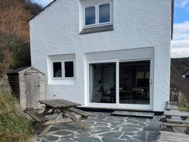 An outdoor space with a table and chairs at Little Ruffo in Trebarwith near Tintagel