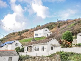 A house located on a hill with plants and garden at Little Ruffo in Trebarwith near Tintagel
