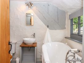 A bathroom with a sink, bathtub, and toilet at 1 Myrtle Cottages Stokeinteignhead