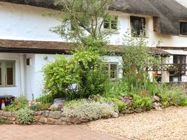 A house with a garden in front at 1 Myrtle Cottages Stokeinteignhead