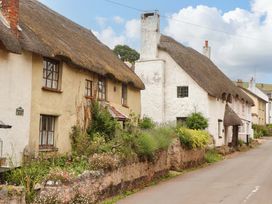 A street view of thatched cottages at 1 Myrtle Cottages Stokeinteignhead