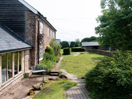 A garden with a house and pathway at Henhouse Farm in Bodenham