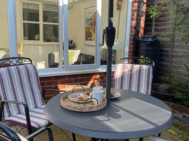 A garden with a table and chairs at Bay Tree Cottage, Peasenhall