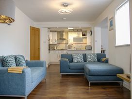 A living room with sofa and kitchen in view at Maceley Kingsbridge