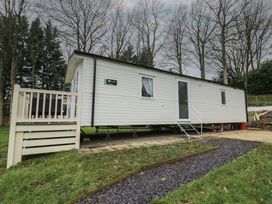 A static caravan with decking and steps at Woodlands Platinum (WO29) in Ruthin