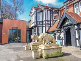 An entrance area with lion statues at Woodlands Platinum in Ruthin