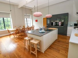 A kitchen with a dining area and a cooking island at The Old Creamery in Ffairfach