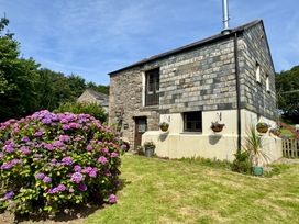 A house with flowers in the garden at The Mill in Lostwithiel