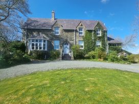 A house with windows and a garden at Ashleigh House in 