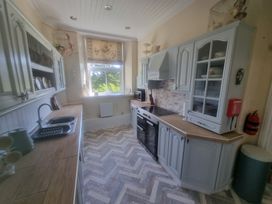 A kitchen with cabinets and appliances at Ashleigh House 