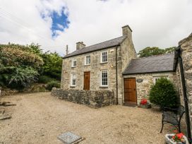 A house with gravel driveway and garden at Tyddyn Iolyn in Benllech