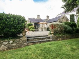 A garden with steps and outdoor furniture at Tyddyn Iolyn in Benllech