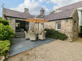 An outdoor seating area with a table and chairs at Tyddyn Iolyn in Benllech