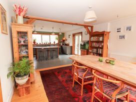 A dining room with a table and chairs at Shanti Gher Bantry