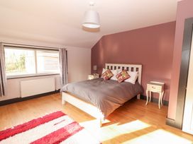 A bedroom with a bed and window at Shanti Gher in Bantry