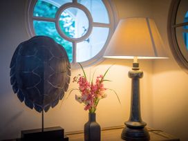 A living room with a lamp and a sculpture at The Coach House in Lydford